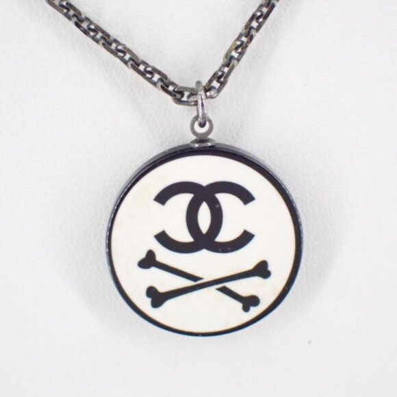 Chanel 2003 EUC vintage silver chain with white medallion CC skull bones - Picture 1 of 4